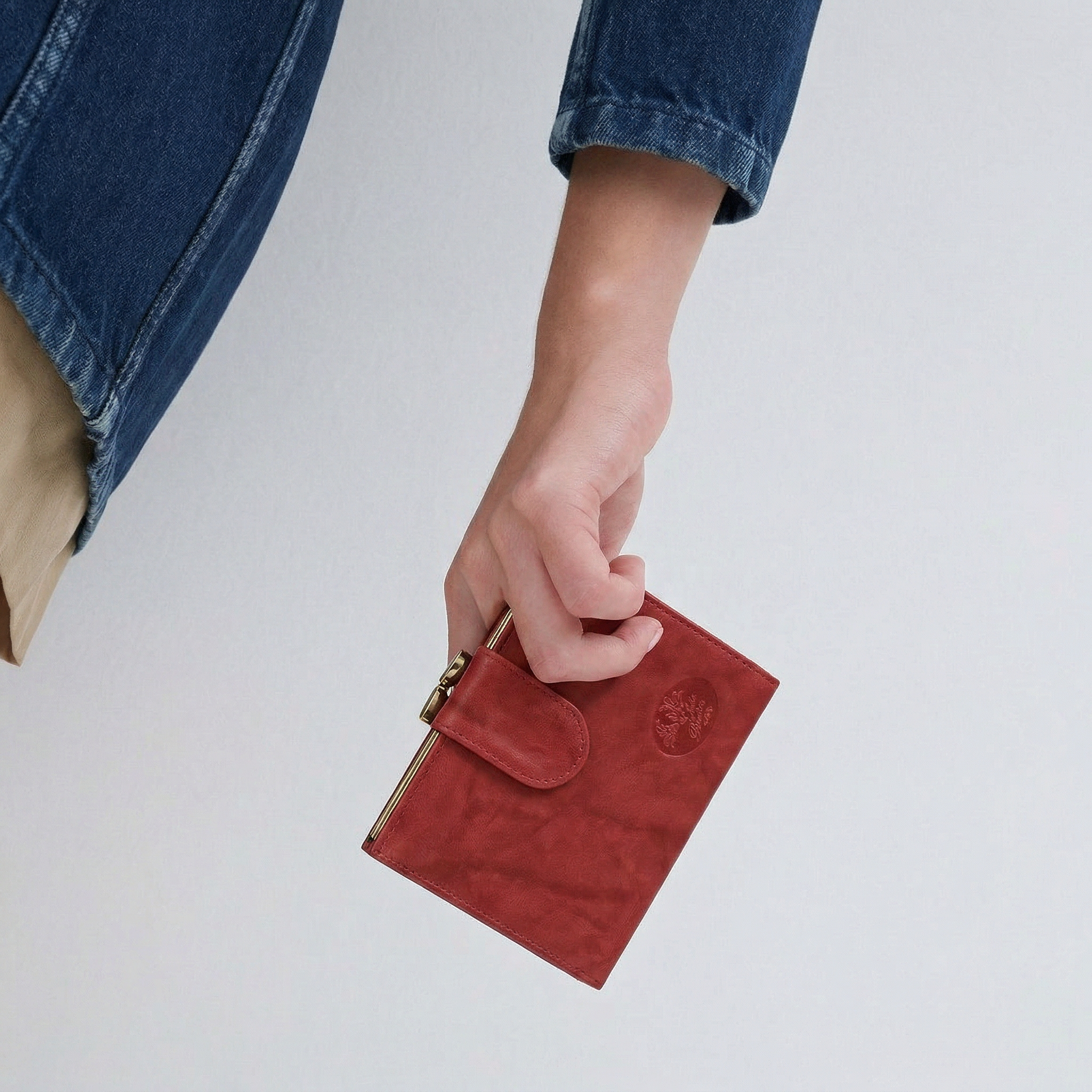 Firefly_Gemini_Flash_Photorealistic_close-up_same_composition_as_reference._Female_hand_holding_wallet_do_254860.png